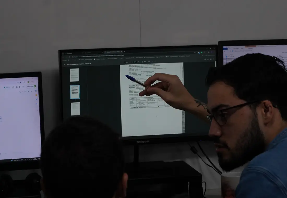 Equipe da PBL analisando um processo judicial nas telas do escritório