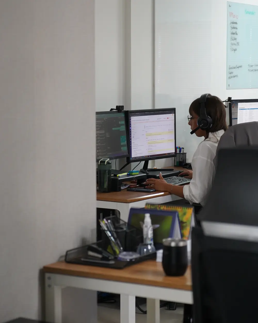 Estação de trabalho da equipe de atendimento no escritório da PBL